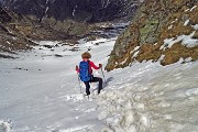 64 Ripida discesa su neve con attenzione